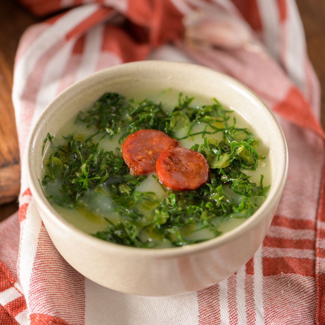 kit Pasteis de Nata-pâtisserie portugaise-cuisine familiale-desserts maison-gastronomie du Portugal-Lisbonne-moules en inox- crème onctueuse-recette facile-pâtisserie traditionnelle-expérience culinaire-activité familiale-week-end gourmand-cadeau gourmand-souvenir culinaire-recette de Pasteis-sucre doux-cannelle épicée-sachet préparation-dessert traditionnel-pâtisserie dorée-création maison-recette simplifiée-petits chefs-pâtisserie DIY-dessert portugais-cuisine à domicile